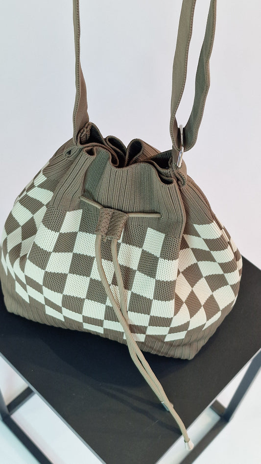 Saco de Malha com Fecho de Cordão Mocha e Marfim Xadrez