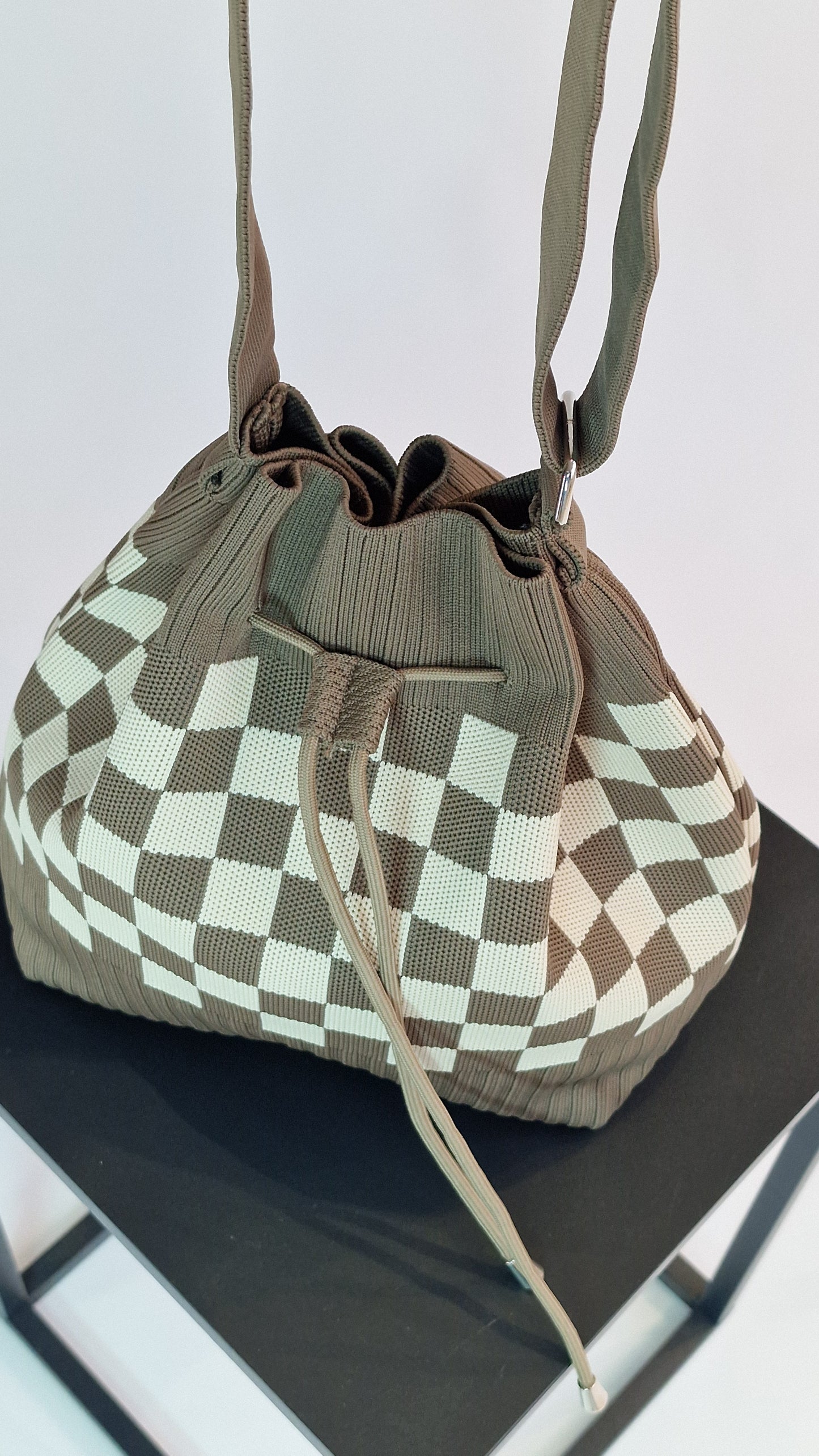 Saco de Malha com Fecho de Cordão Mocha e Marfim Xadrez