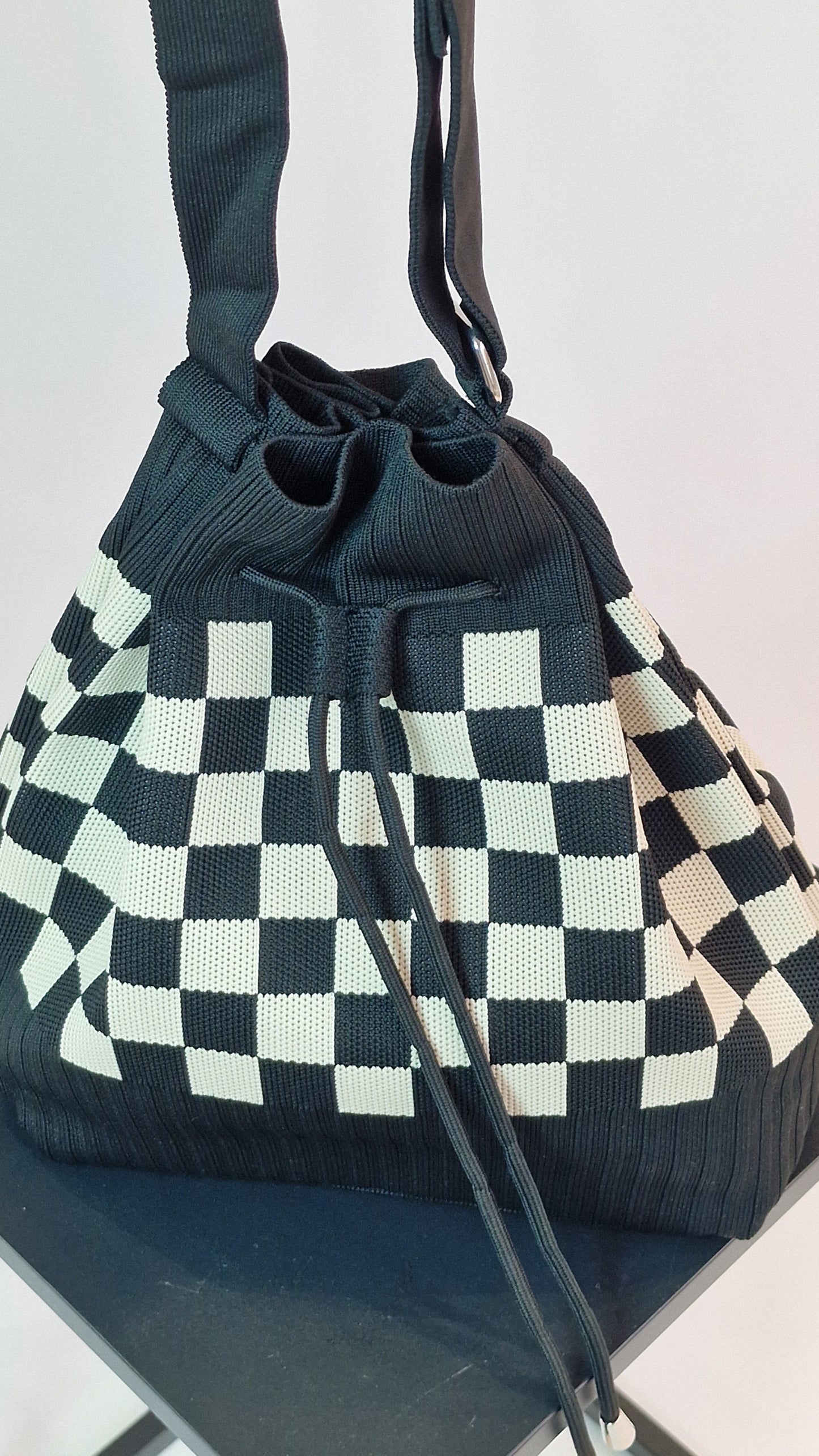 Saco de Malha com Fecho de Cordão Xadrez Preto e Cru