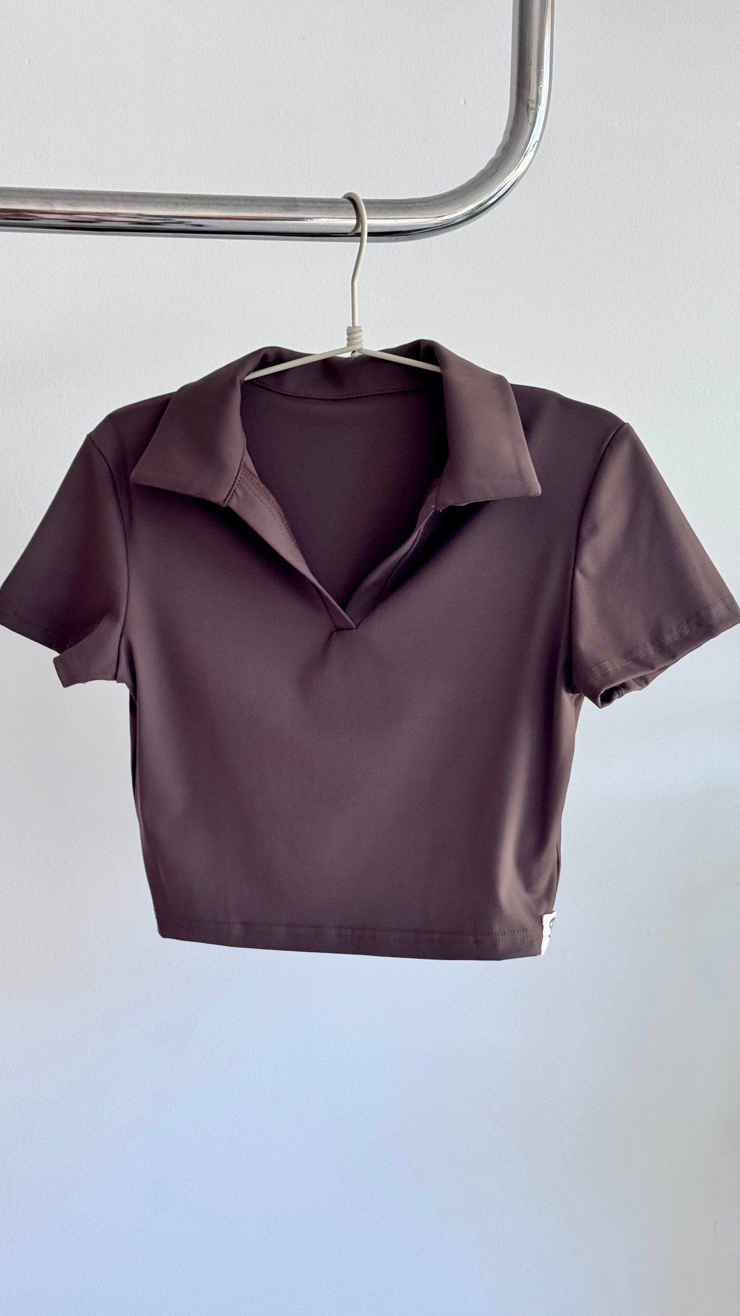 Polo Cropped Castanho