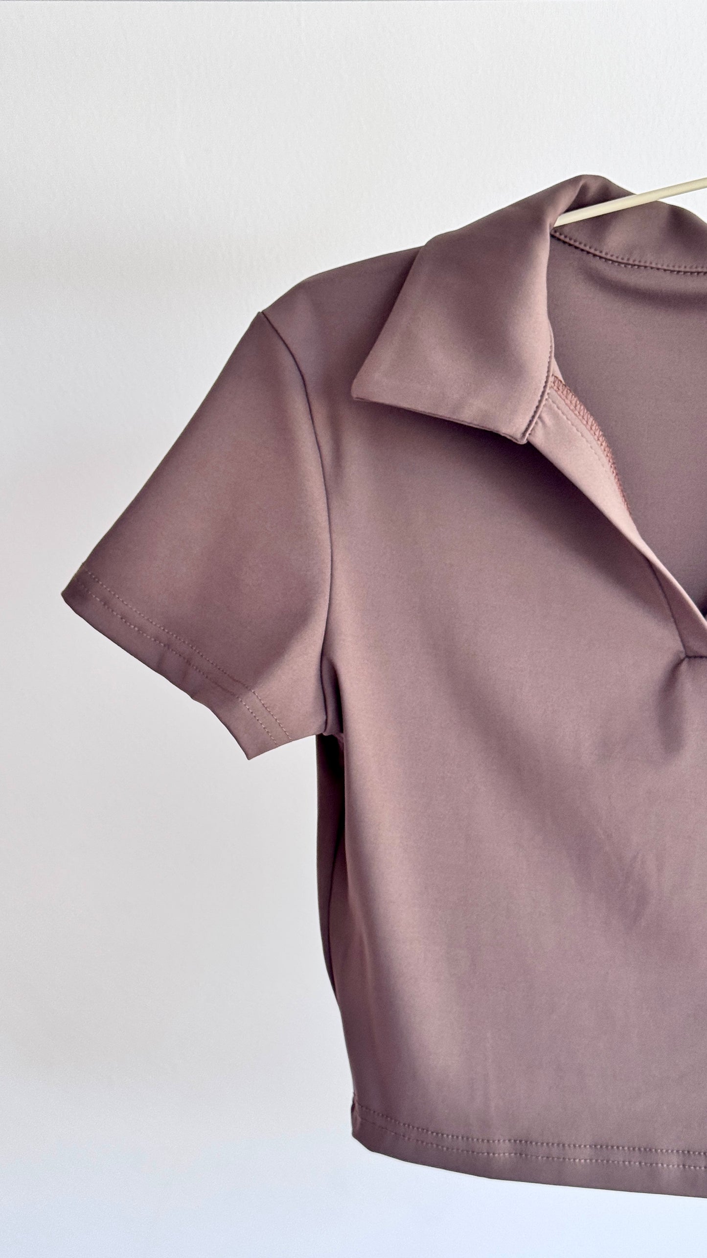 Polo Cropped Castanho