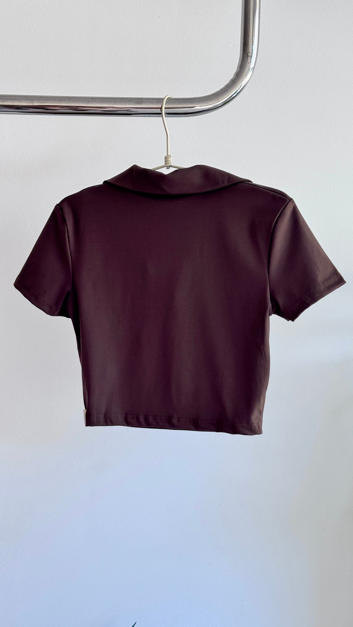 Polo Cropped Castanho