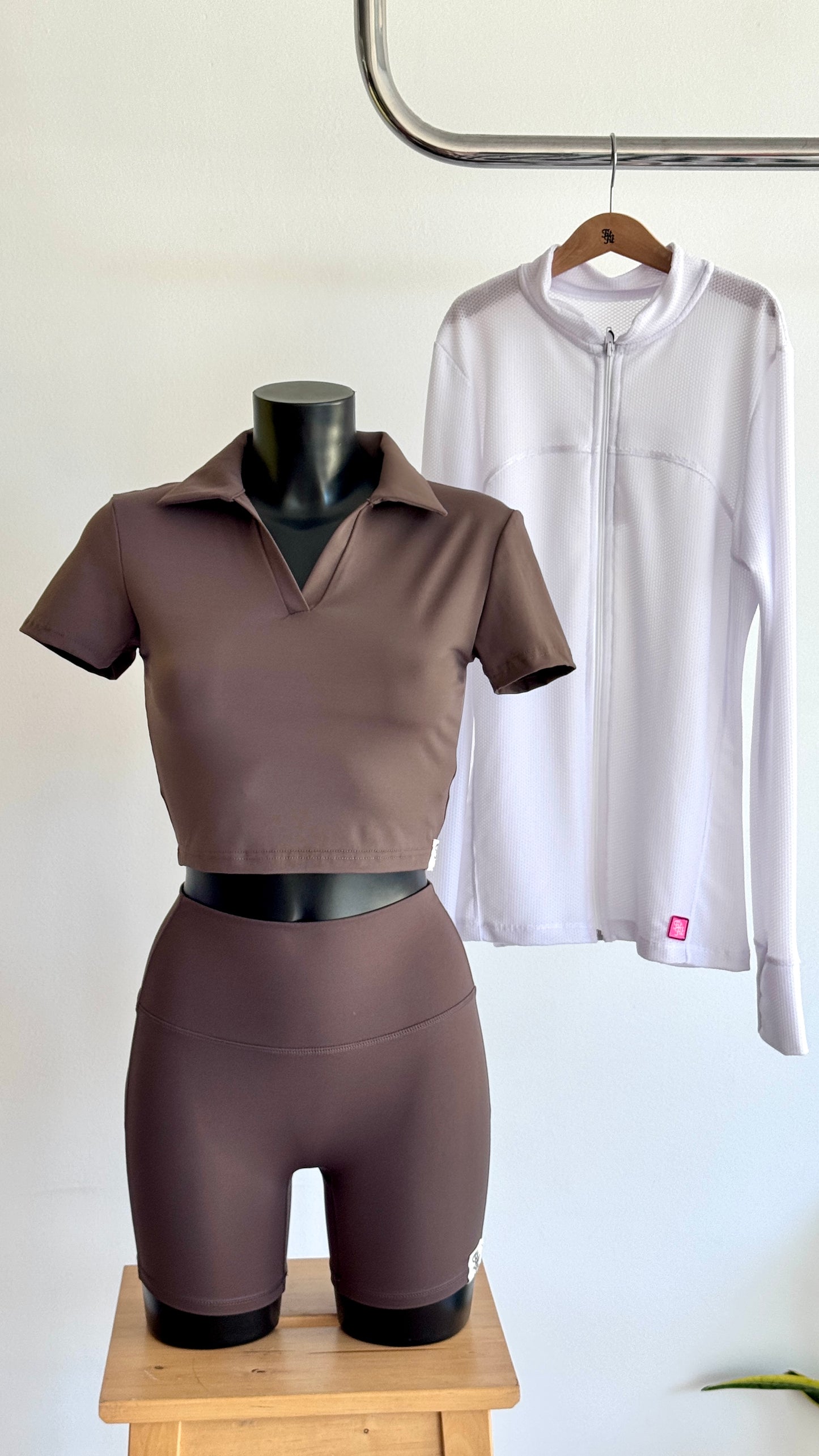 Polo Cropped Castanho