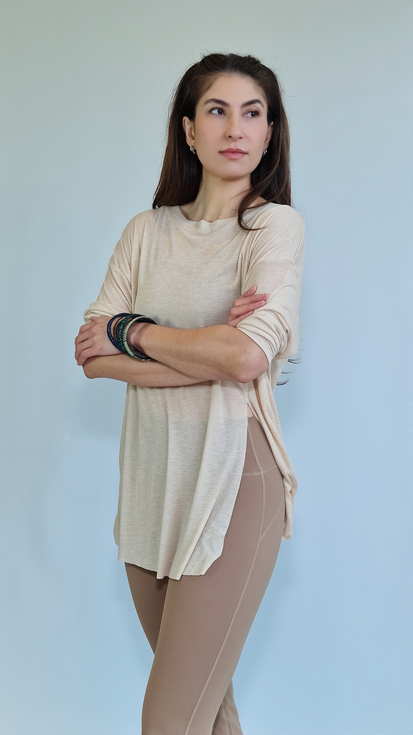 Blusa Comprida Fluida c Abertura Lateral Areia