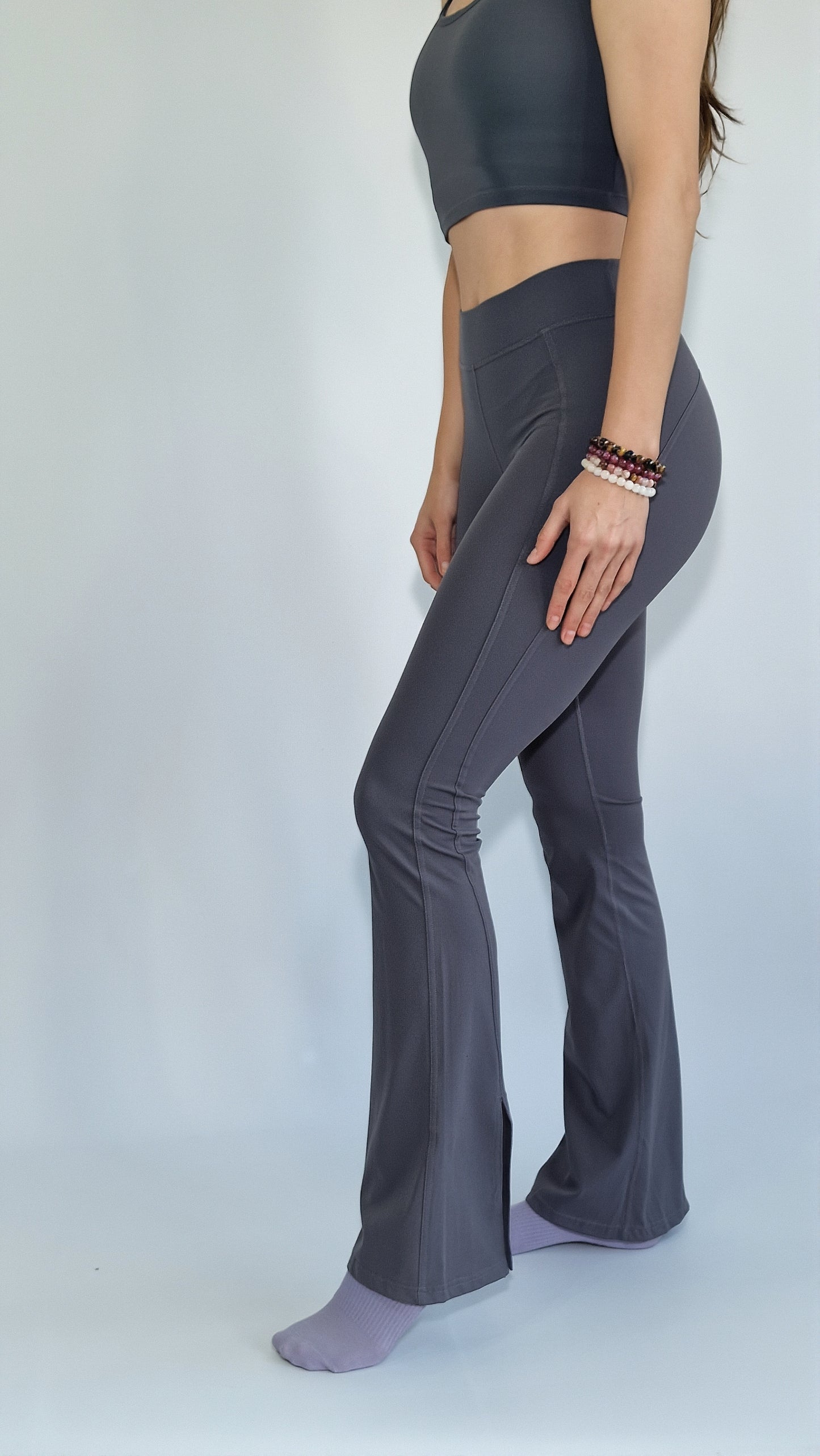 Calças Flare com Aberturas Laterais Cinza Grafite