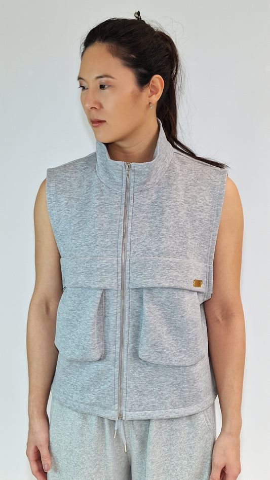 Colete em Malha Fluida com Bolsos Estruturados