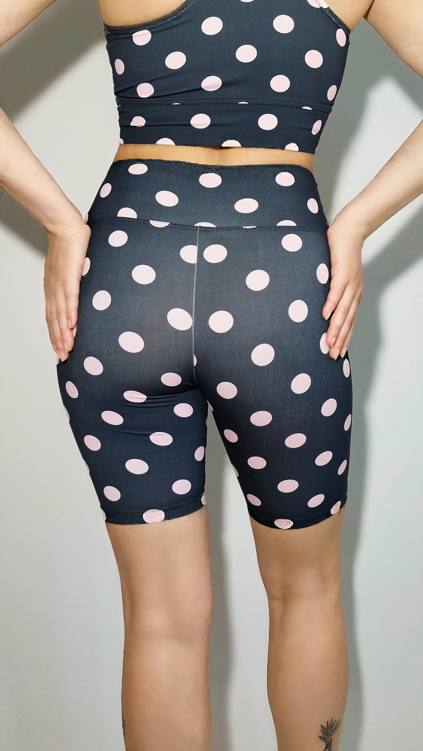 Short Ciclista Preto Bolinhas Rosas