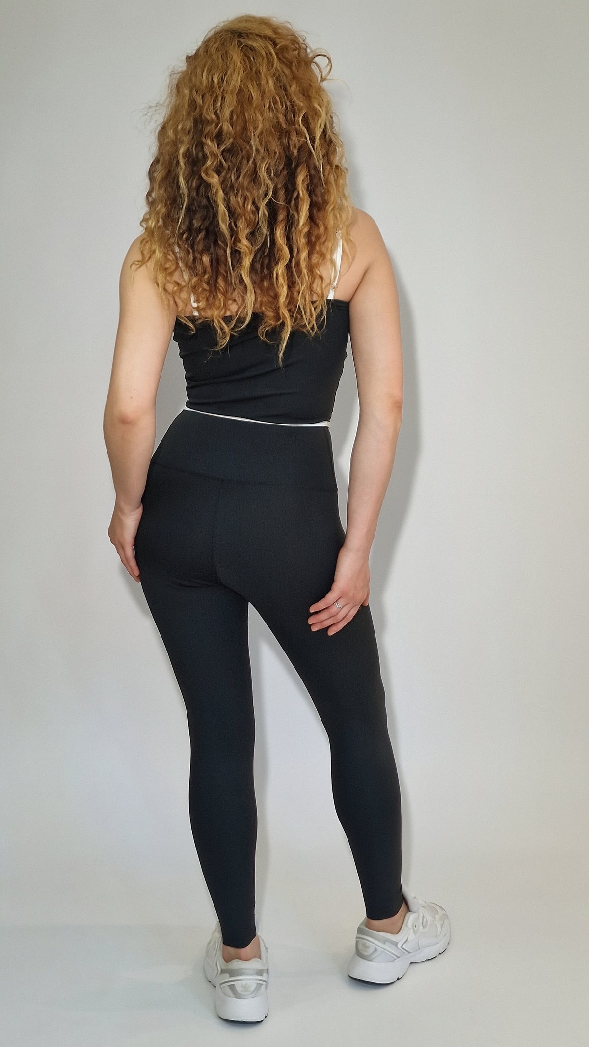 Total Look – Casaco, Top de Alças & Legging Preto