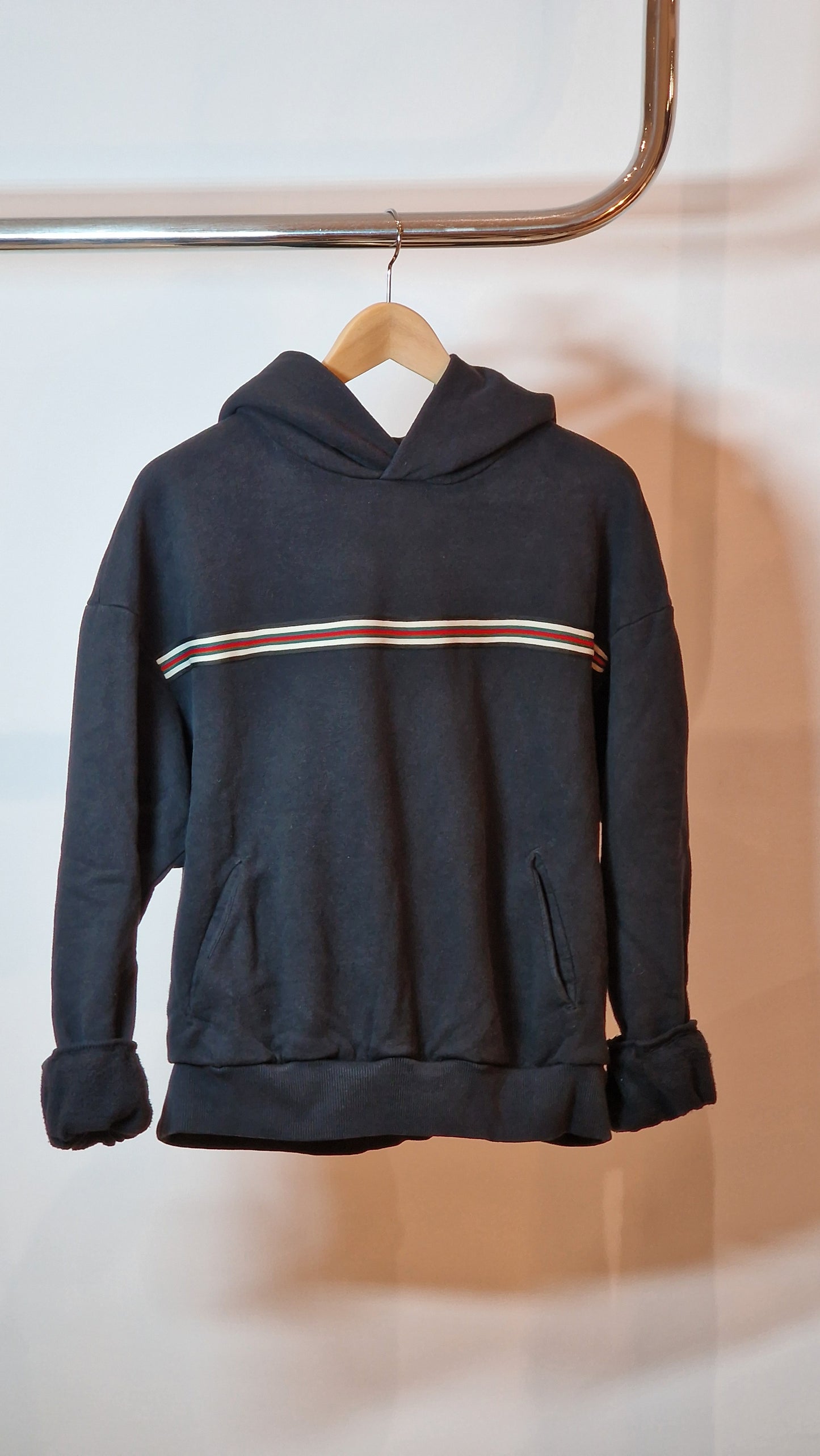 Sweater Capuz Preta Detalhe à Frente