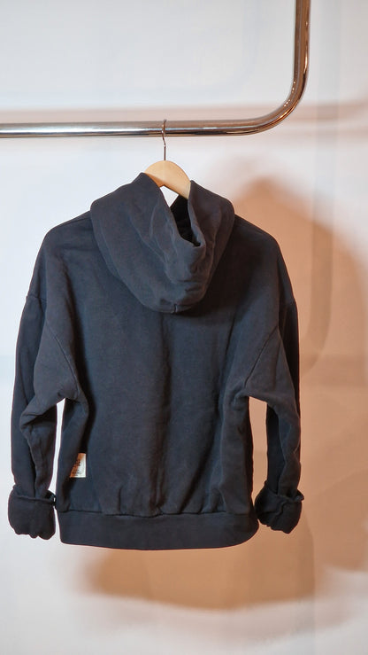 Sweater Capuz Preta Detalhe à Frente