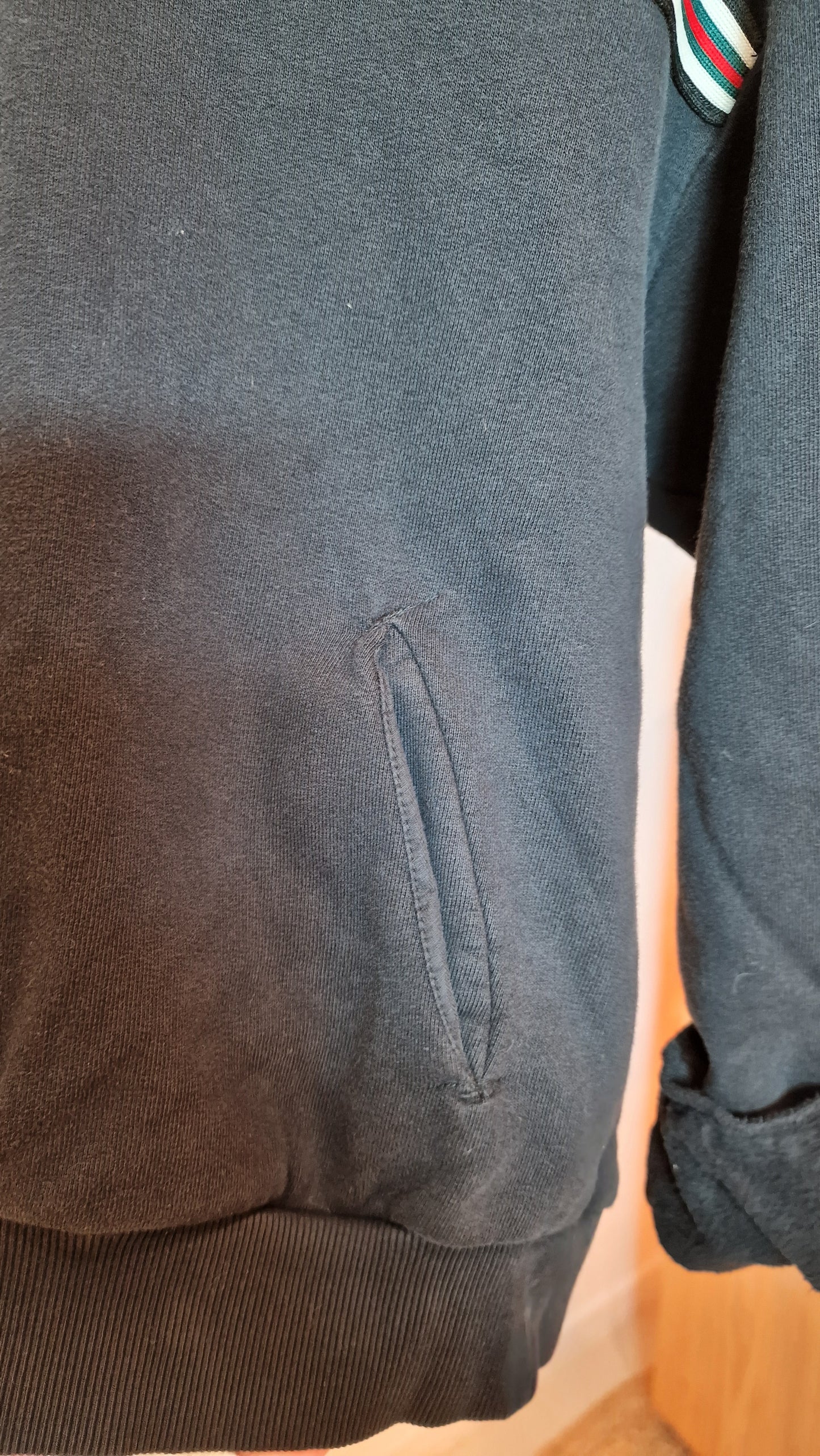 Sweater Capuz Preta Detalhe à Frente