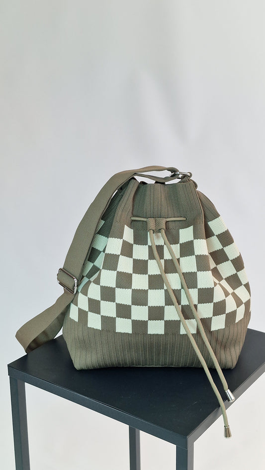 Saco de Malha com Fecho de Cordão Mocha e Marfim Xadrez