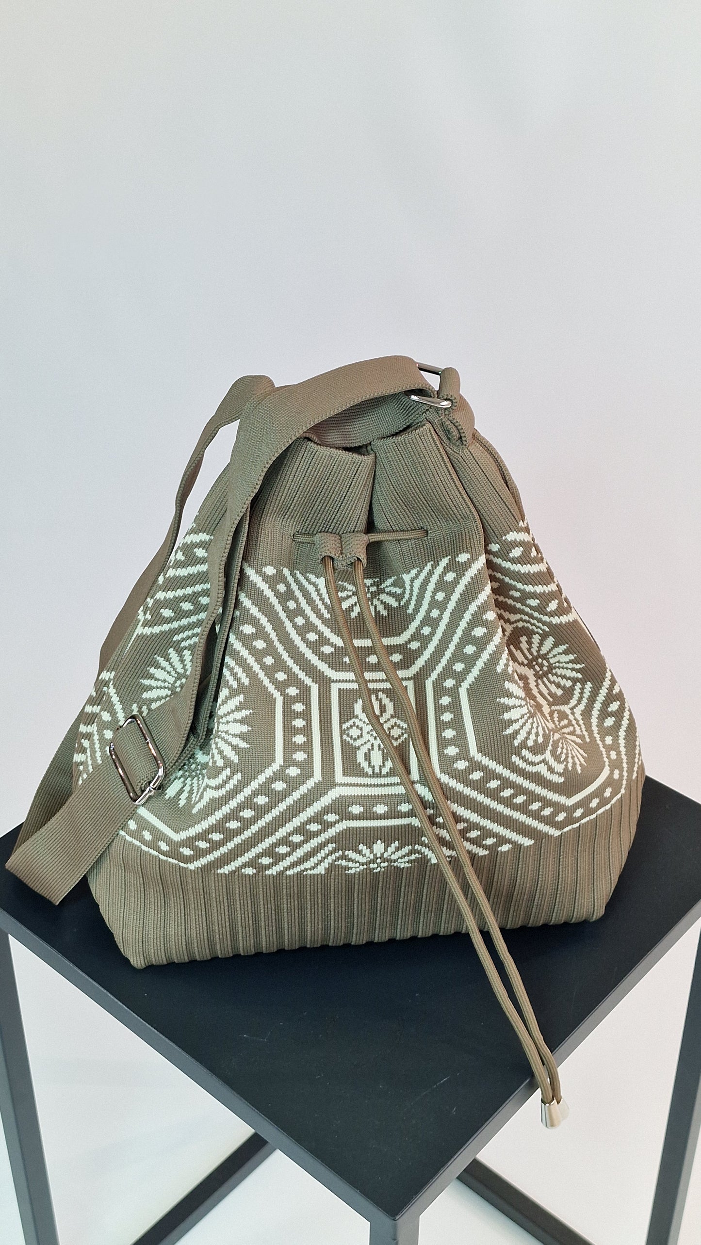 Saco de Malha com Fecho de Cordão Mocha e Marfim Floral