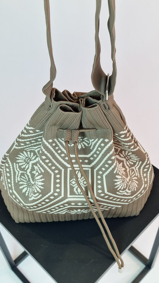 Saco de Malha com Fecho de Cordão Mocha e Marfim Floral