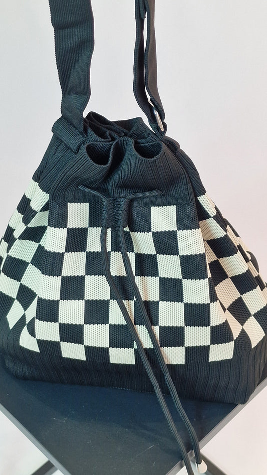 Saco de Malha com Fecho de Cordão Xadrez Preto e Cru