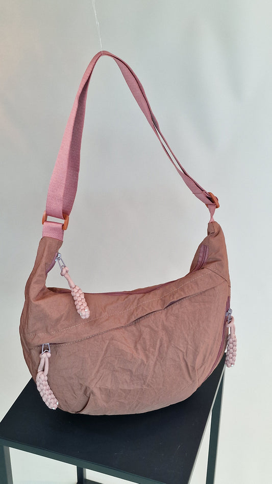 Bolsa Curva em Nylon Malva