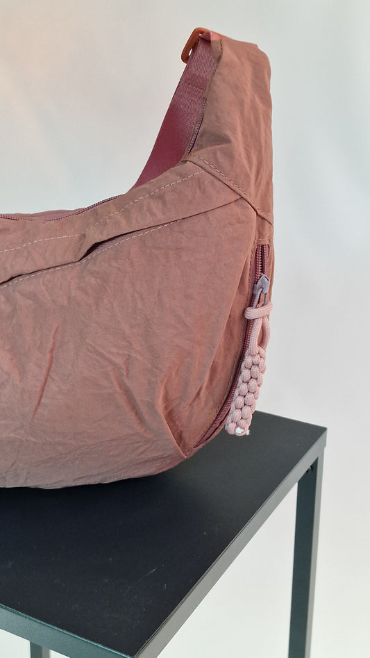 Bolsa Curva em Nylon Malva