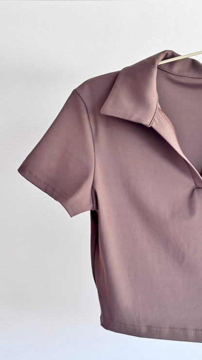 Polo Cropped Castanho