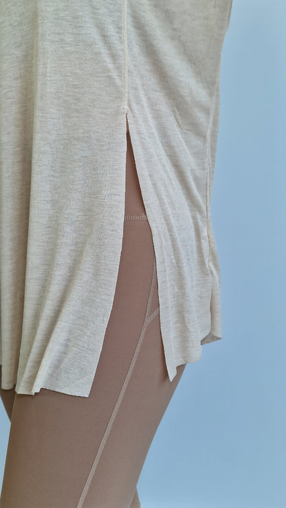 Blusa Comprida Fluida c Abertura Lateral Areia