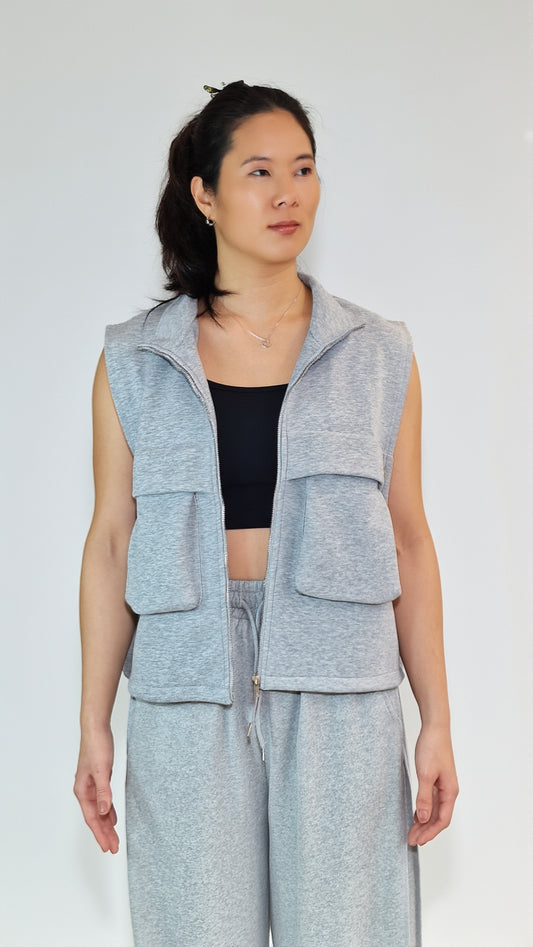 Colete em Malha Fluida com Bolsos Estruturados