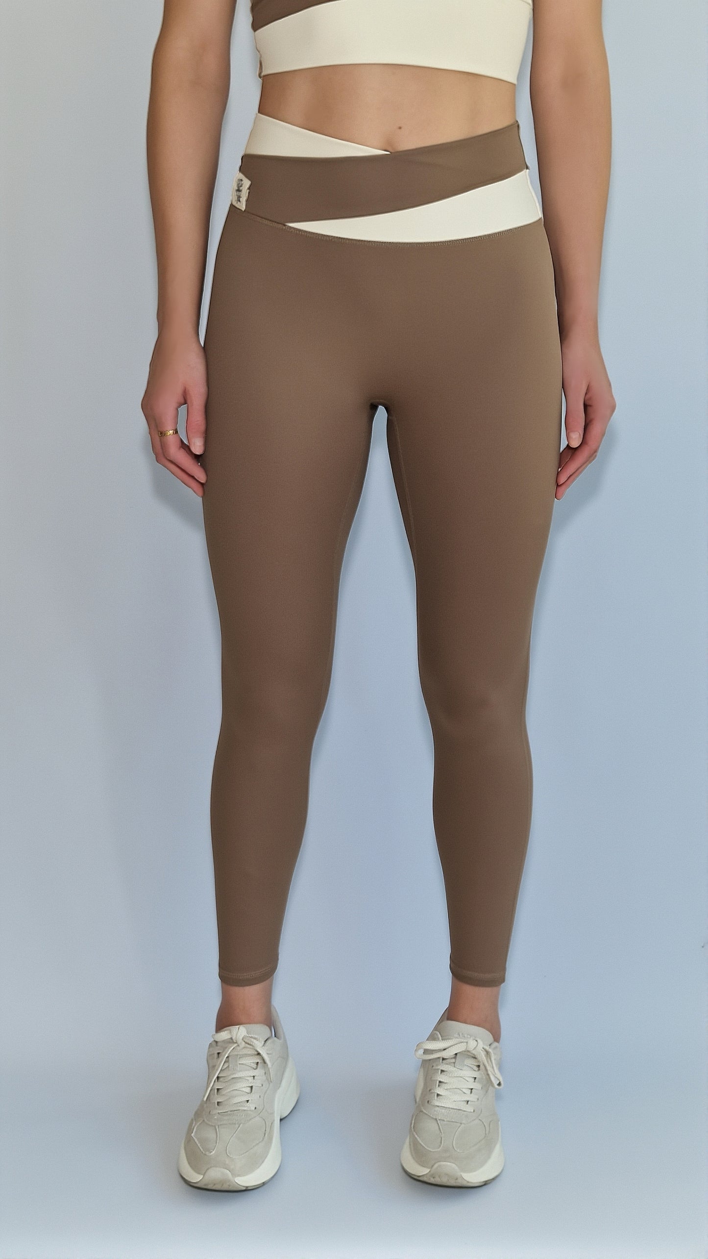 Conjunto 3 Peças Casaco  Legging & Top Recorte Diagonal Mocha &Baunilha