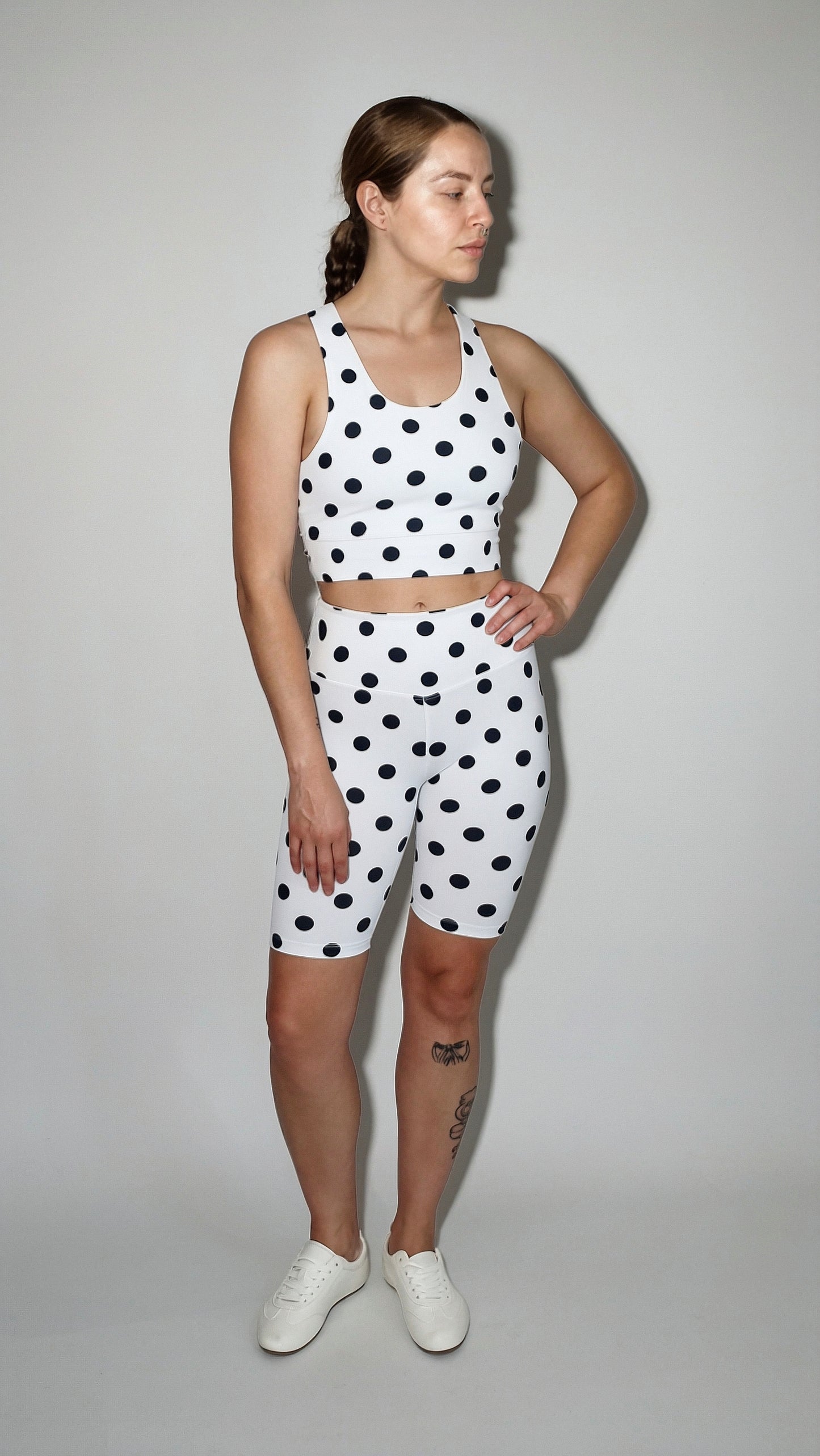 Conjunto Ciclista Branco com Bolinhas Pretas
