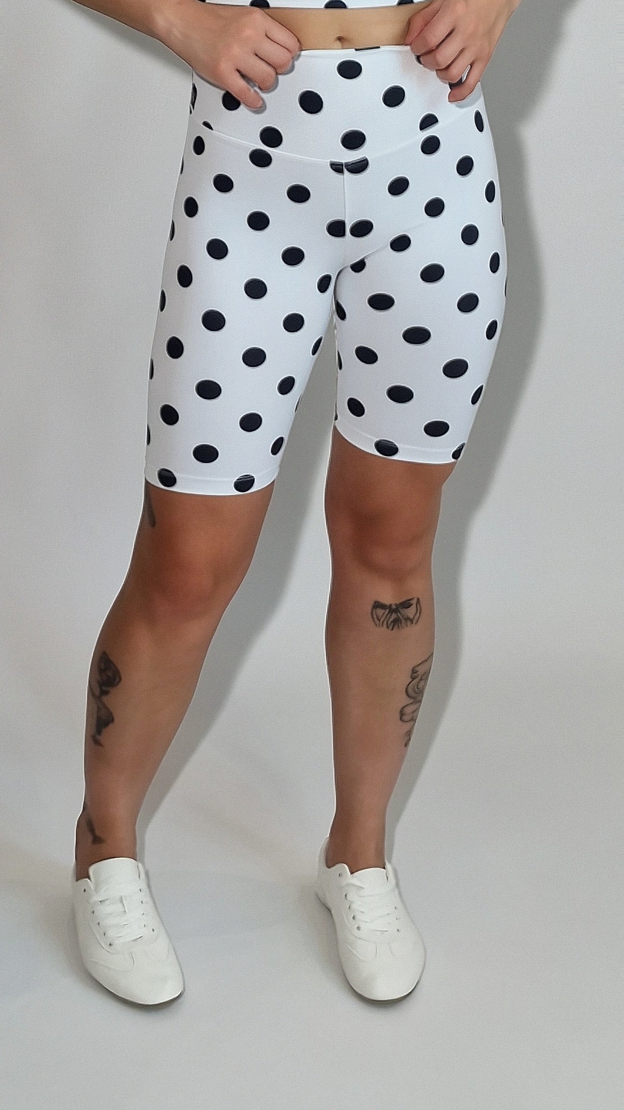 Short Ciclista Branco Bolinhas Pretas