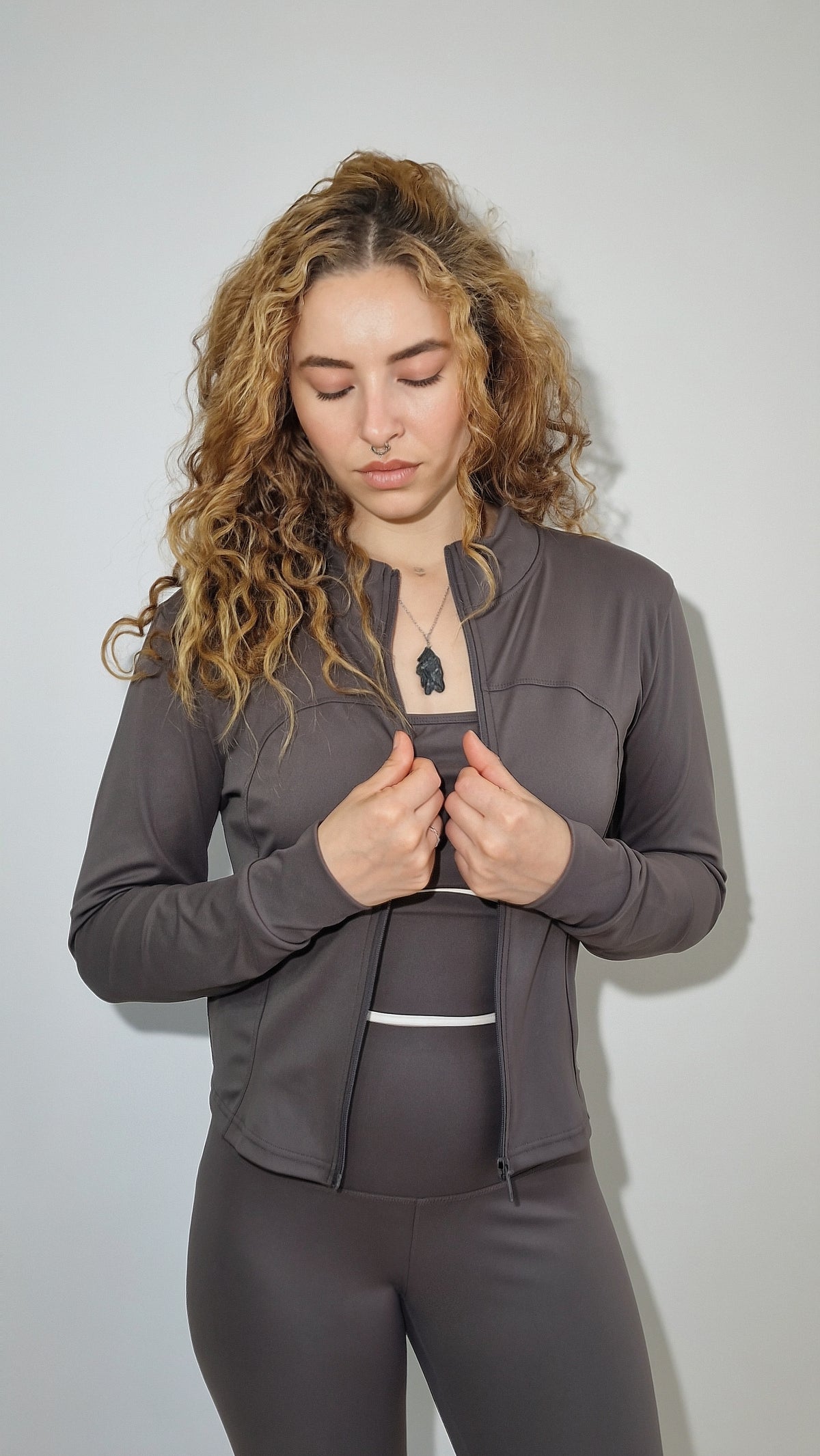 Total Look – Casaco, Top de Alças & Legging Cinza Taupe